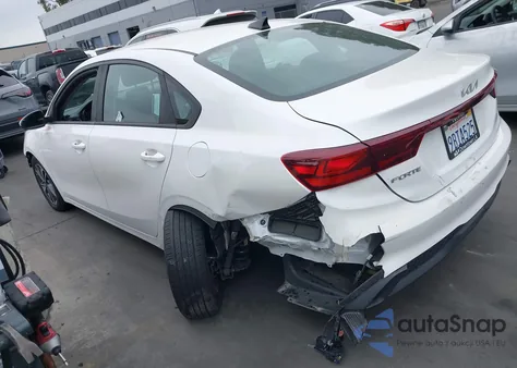 2022 Kia Forte Lxs z USA, uszkodzony, nr VIN 3KPF24AD7NE487564